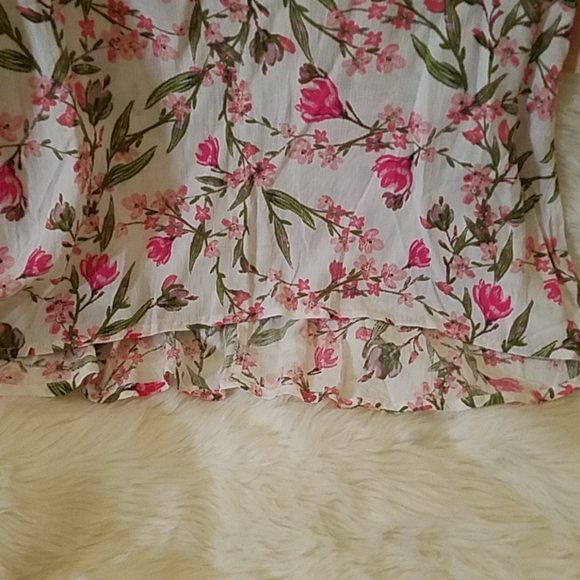 Gorgeous floral top - Picture 3 of 5